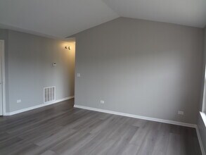 1127 N Red Oak Cir in Round Lake Beach, IL - Building Photo - Building Photo