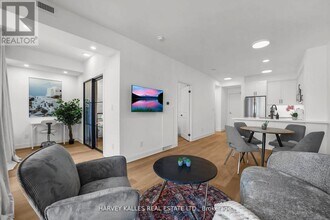 18 Yorkville Ave in Toronto, ON - Building Photo - Building Photo