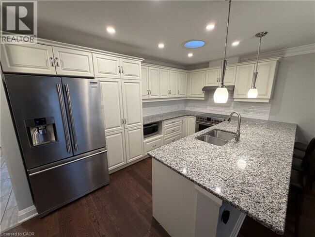 21 Gates Ln in Hamilton, ON - Building Photo - Building Photo