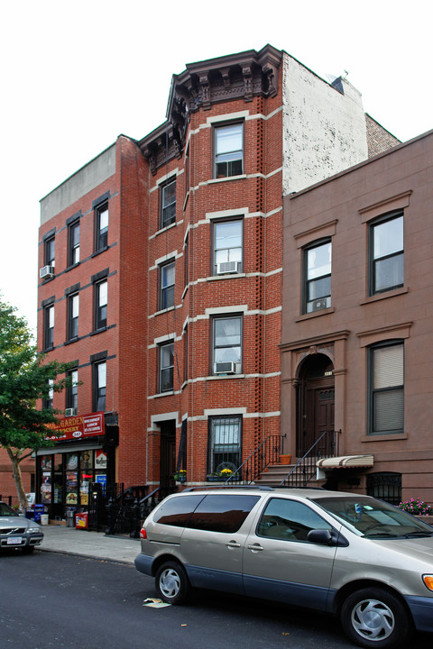 349 Hoyt St in Brooklyn, NY - Building Photo