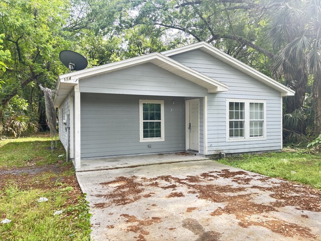 property at 914 W 19th St