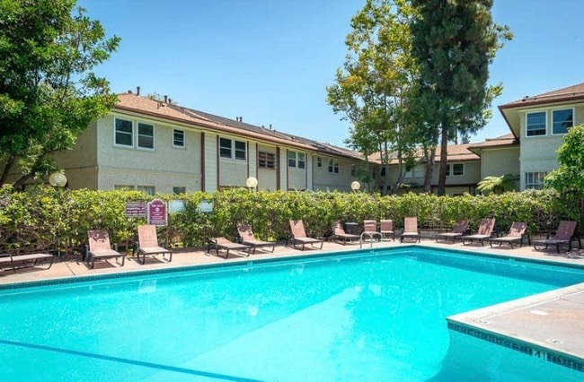 5876 Bowcroft St in Los Angeles, CA - Building Photo - Building Photo