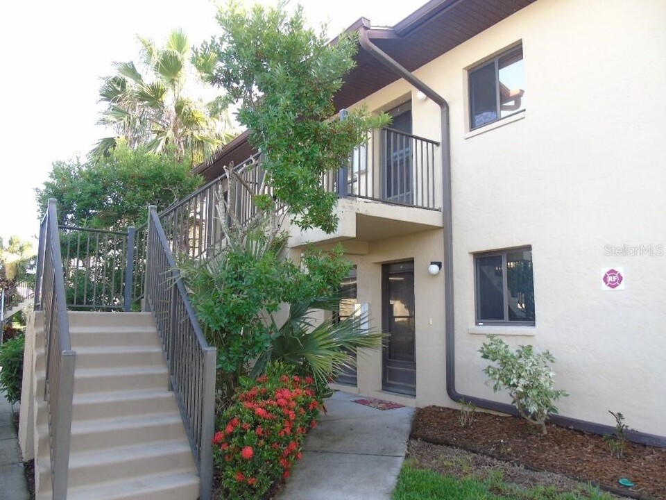 4048 Oakview Dr, Unit F2-3 in Port Charlotte, FL - Foto de edificio