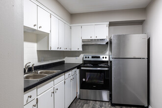 Mission Manor Apartments in Kansas City, KS - Building Photo - Interior Photo