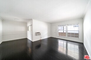 1051 S Holt Ave in Los Angeles, CA - Building Photo