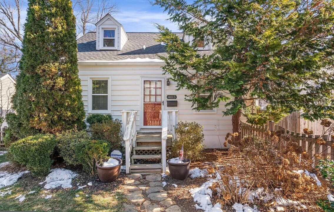 4015 Roberts Rd, Unit Upstairs in Fairfax, VA - Foto de edificio