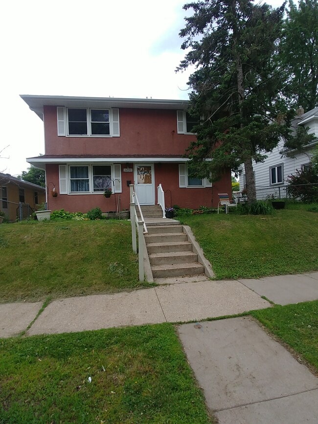 1230 Hewitt Ave, Unit 2 in St. Paul, MN - Building Photo - Building Photo