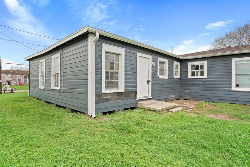 1721 W 5th St in Freeport, TX - Foto de edificio