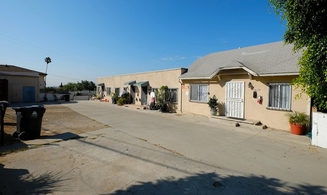 1418 Isabel St in Los Angeles, CA - Foto de edificio - Building Photo