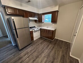240 W Kump Ave in Bonner Springs, KS - Building Photo - Building Photo