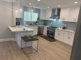 2401 McClendon St in Houston, TX - Building Photo