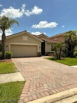 2350 Heydon Cir E in Naples, FL - Building Photo