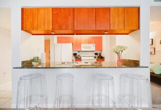 1200 Brickell Bay Dr in Miami, FL - Building Photo - Building Photo