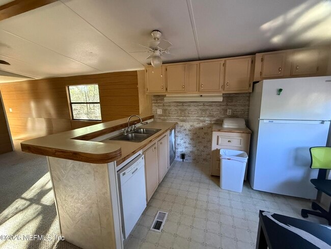 1001 Diane St in Interlachen, FL - Building Photo - Building Photo