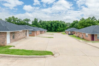 Wellsprings Studio Presidential Estates in Stillwater, OK - Foto de edificio - Building Photo
