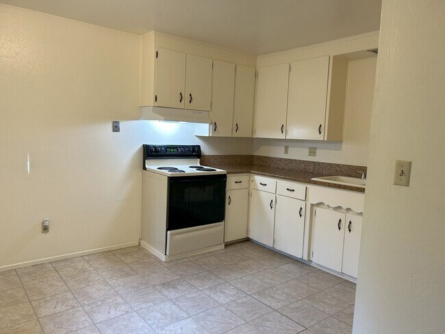 643 College St-Unit -Unit D in Woodland, CA - Building Photo - Building Photo