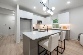 8122 Corinth St in Houston, TX - Foto de edificio - Building Photo