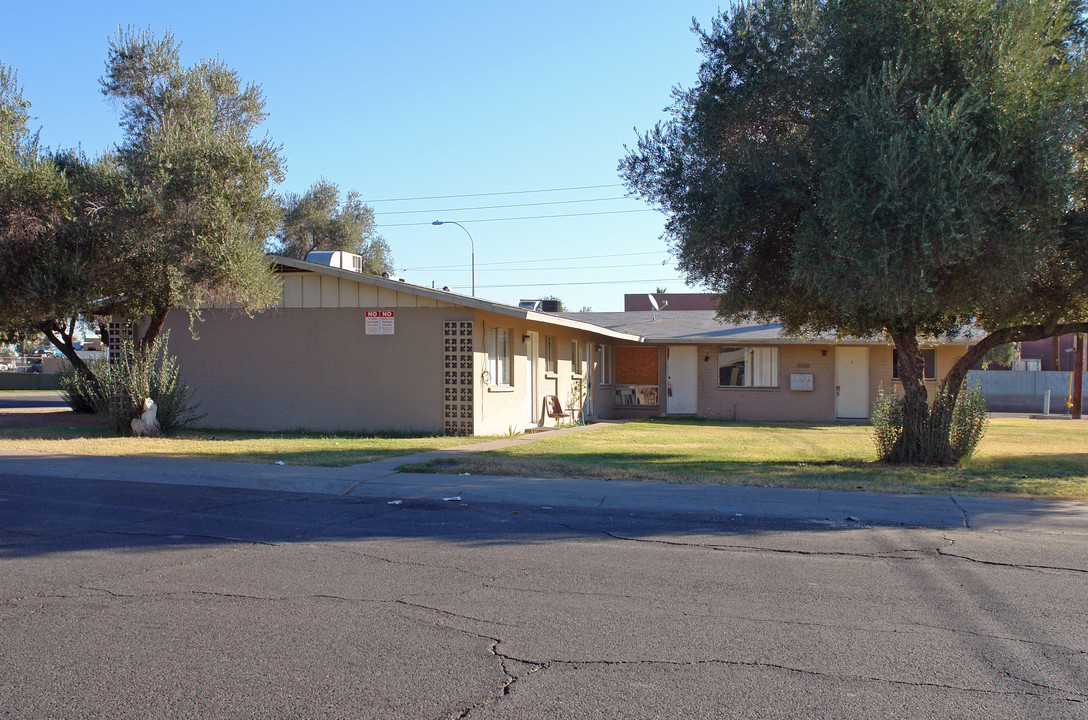 Glenwood Plaza Apartments in Glendale, AZ - Building Photo