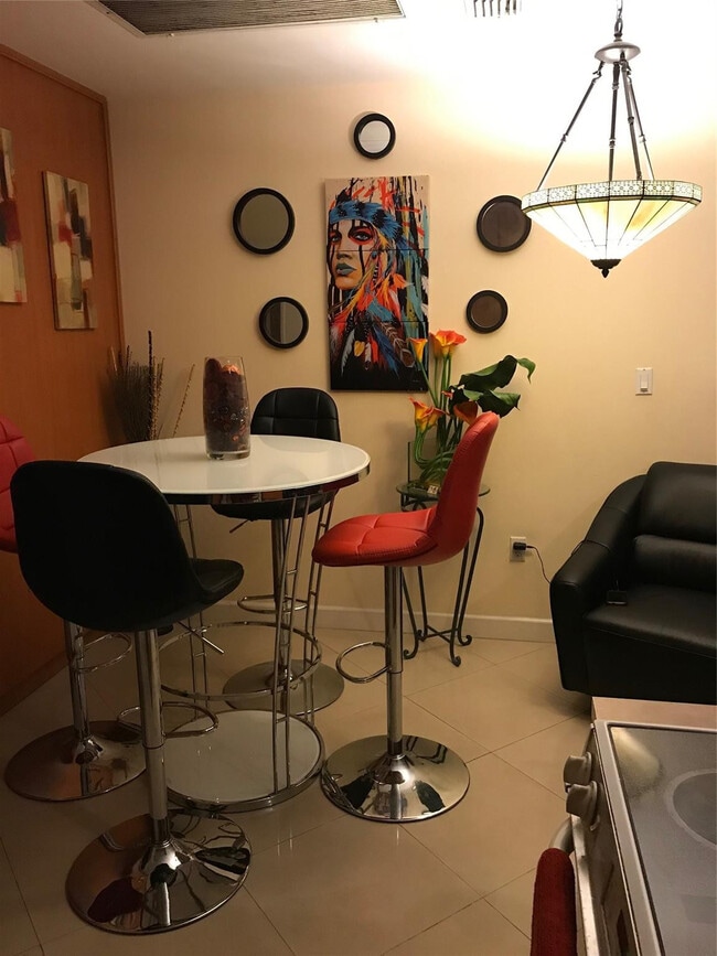 210 SE 9th St in Hallandale Beach, FL - Building Photo - Building Photo