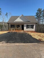 425 Grand Oaks Ln in Dahlonega, GA - Building Photo