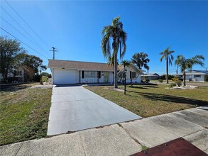 912 Desert Hills Dr in Sun City Center, FL - Foto de edificio - Building Photo