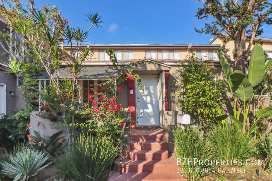 1241 1/2 Havenhurst Dr-Unit -1241 in Los Angeles, CA - Building Photo