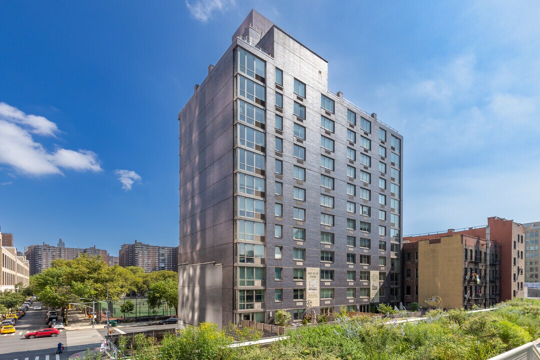 Port 10 in New York, NY - Building Photo