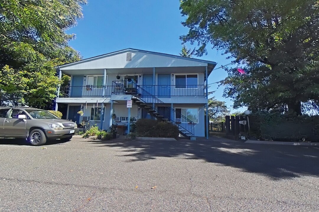 697 SE Jefferson St in Albany, OR - Building Photo