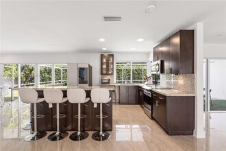 6895 Pinehurst Dr in Hialeah, FL - Building Photo - Building Photo