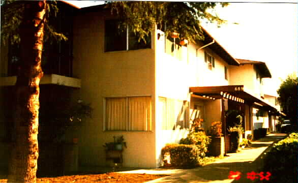 689 Roble Ave in Menlo Park, CA - Foto de edificio - Building Photo