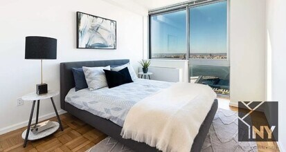 451 W 37th St, Unit 2107 in New York, NY - Building Photo - Building Photo