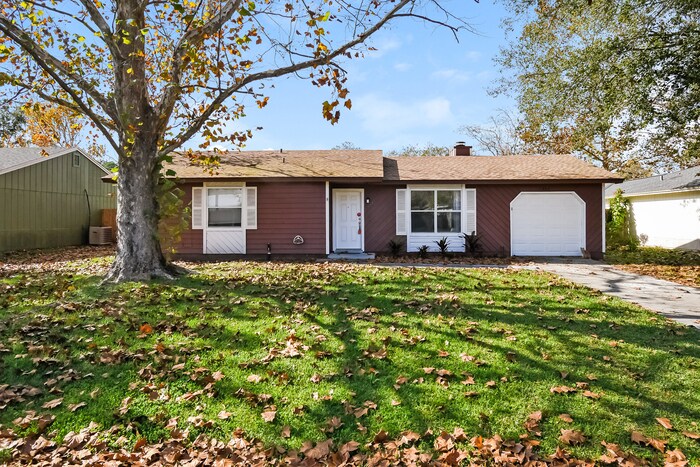 1864 Shannon Lake Dr in Middleburg, FL - Foto de edificio