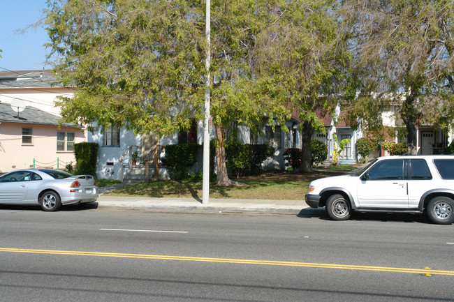 805 E Chevy Chase Dr in Glendale, CA - Foto de edificio - Building Photo