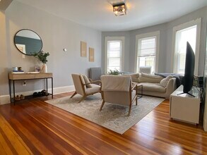 56 Mansfield St, Unit 3 in Boston, MA - Foto de edificio - Building Photo