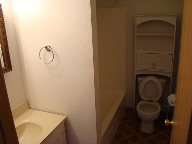 403 E Main St, Unit A in Linn, MO - Foto de edificio - Building Photo