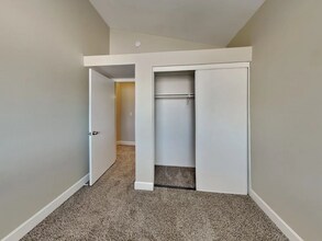 22841 White Pine Pl in Santa Clarita, CA - Building Photo - Building Photo