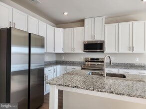 327 Baker Dr in Luray, VA - Foto de edificio - Building Photo