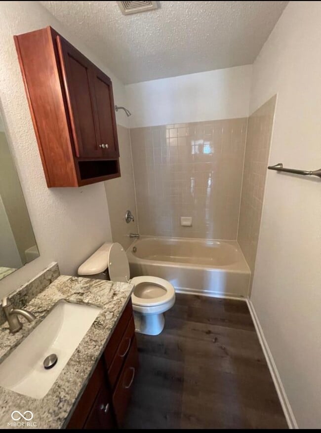 12550 E 131st St in Fishers, IN - Foto de edificio - Building Photo