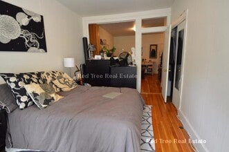 33 Lancaster Terrace, Unit 206 in Brookline, MA - Foto de edificio - Building Photo