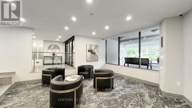 10 Edgecliff Golfway in Toronto, ON - Building Photo - Building Photo