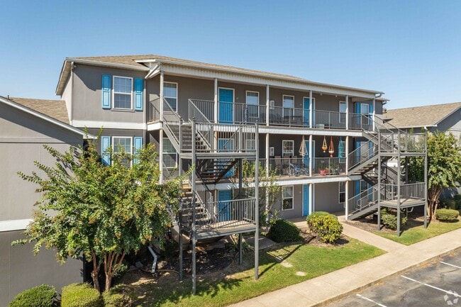 Steeplechase Apartments in Cabot, AR - Foto de edificio - Building Photo