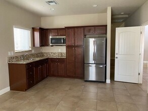 1923 W Humboldt Dr in Hanford, CA - Building Photo - Building Photo