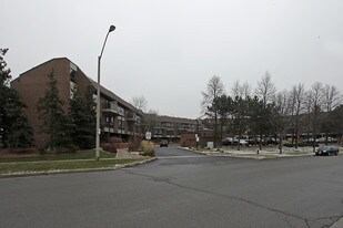 1000 Cedarglen in Mississauga, ON - Building Photo