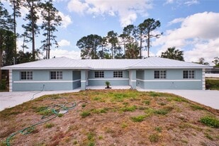 3825 Hollycrest St in Ft. Myers, FL - Building Photo