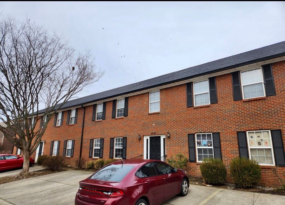 2832-2836-2836 Ryan Cir in Lexington, KY - Building Photo