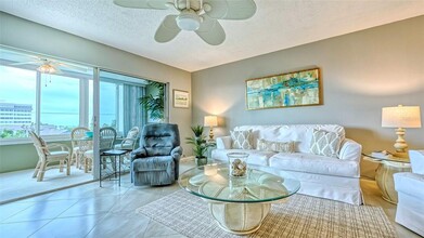 1200 E Peppertree Ln in Sarasota, FL - Foto de edificio - Building Photo