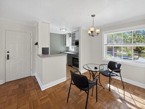 1706 W Abingdon Dr, Unit 202 in Alexandria, VA - Building Photo - Building Photo