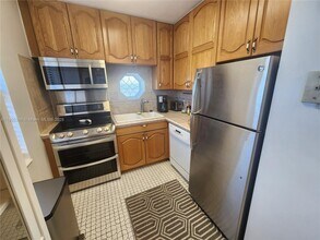 2106 N Ocean Dr in Hollywood, FL - Building Photo - Building Photo