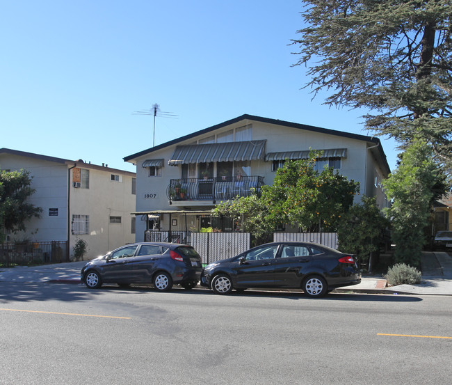 1807 Edgemont St in Los Angeles, CA - Foto de edificio - Building Photo