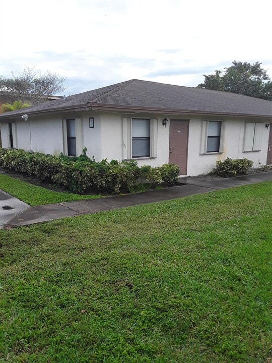 7666 Kimberly Blvd in North Lauderdale, FL - Building Photo